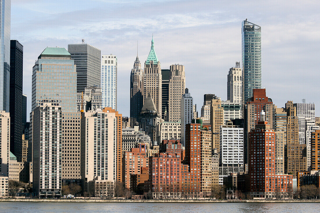Gebäude in Manhattan vom Hudson River aus gesehen
