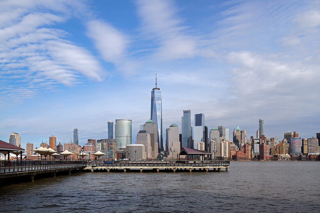 Blick auf den J Owen Grundy Park in Jersey City, New Jersey, mit dem One World Trade Center und Gebäuden in Manhattan im Hintergrund