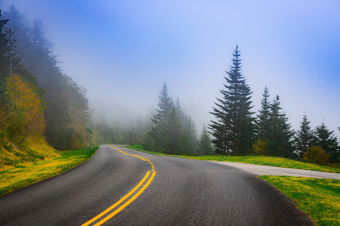 Fahrbahn, Blue Ridge Parkway, Smoky Mountains, USA.