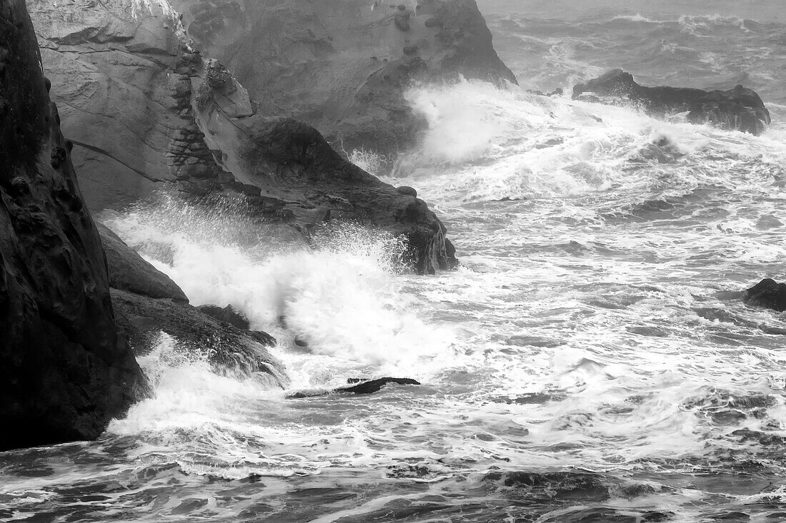 USA, Oregon, Bandon. Storm waves on coast