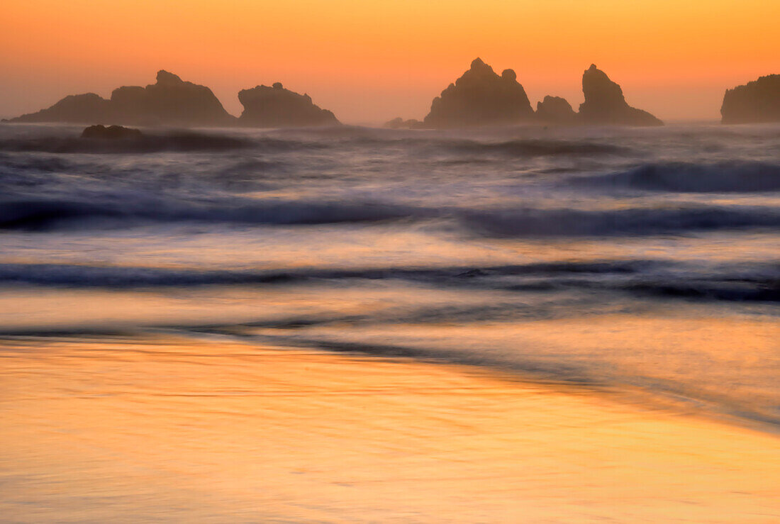 USA, Oregon, Bandon. Beach sunset