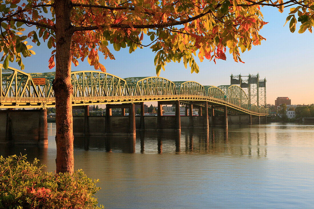 USA, Oregon, Portland. Interstate-Brücke über den Columbia River