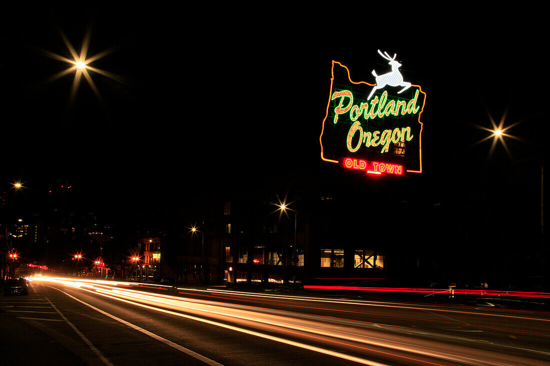 USA, Oregon, Portland. Neonschild in der Altstadt und Verkehrsunschärfe