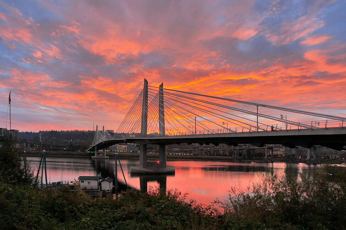USA, Oregon, Portland. Tilikum Bridge Crossing und Willamette River bei Sonnenuntergang