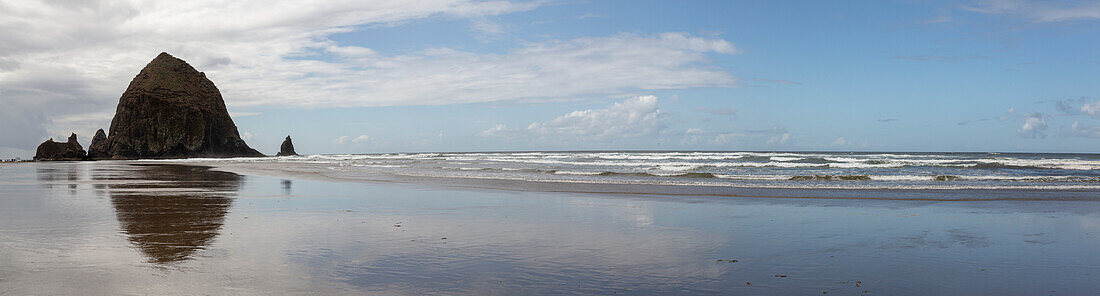 USA, Oregon, Cannon Beach. Strandpanorama mit Haystack Rock