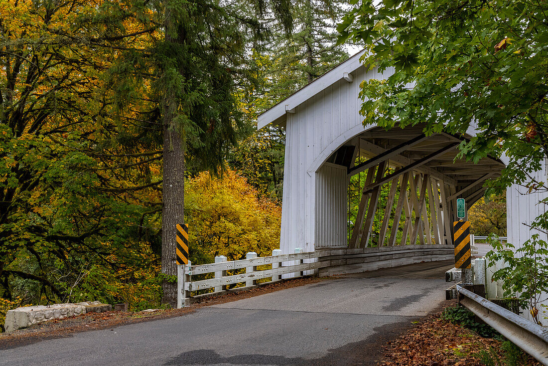 Die Hannah Covered Bridge überspannt den Thomas Creek in Linn County, Oregon, USA
