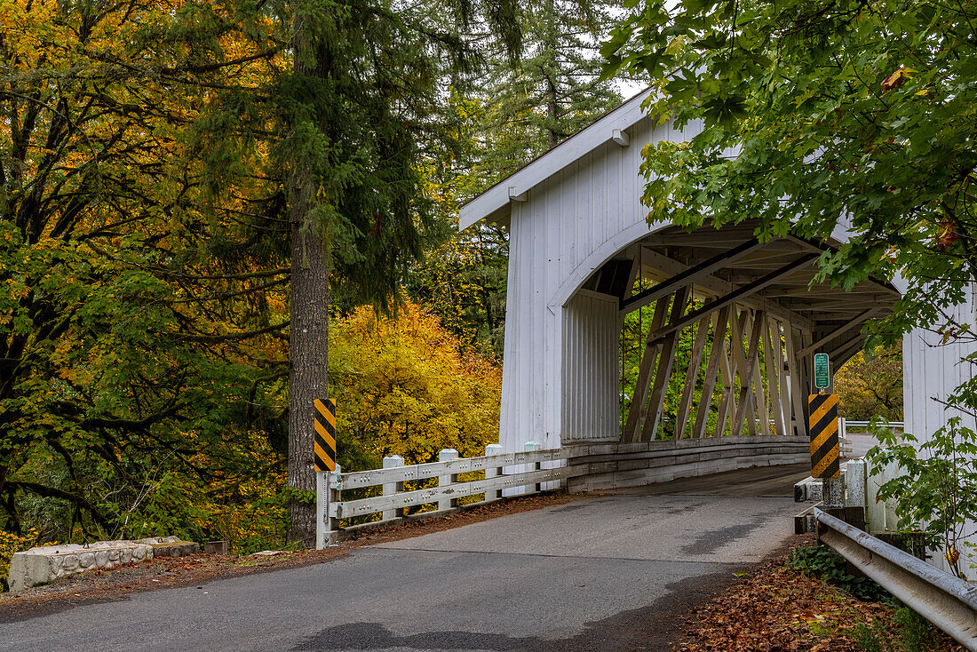 Hannah Covered Bridge spans Thomas Creek in Linn County, Oregon, USA