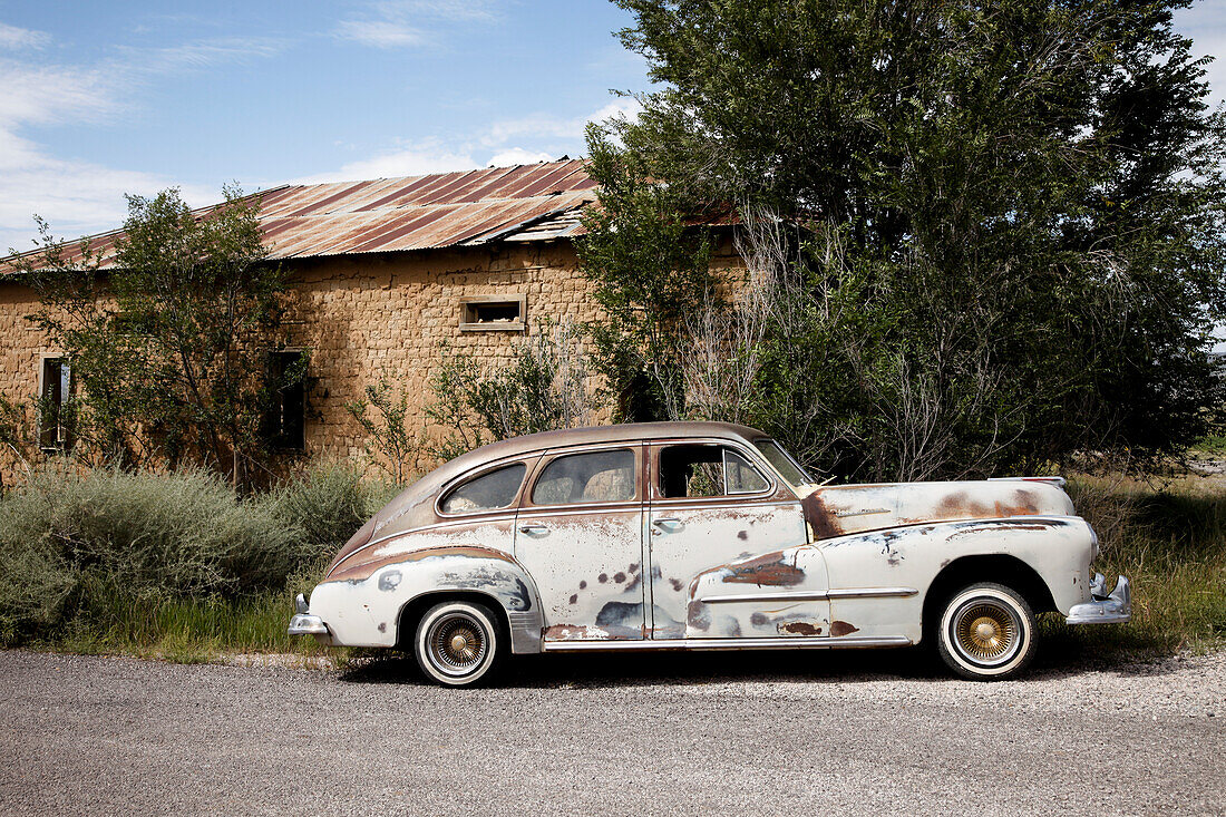 Altes abgenutztes klassisches Auto geparkt auf der Seite der Straße, New Mexico, Route 66
