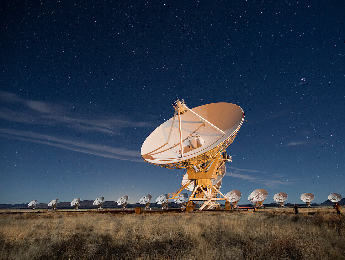 Fotografen beim Fotografieren des Karl G. Jansky, Very Large Array (VLA), National Radio Astronomy Observatory, Die Schüsseln haben einen Durchmesser von 82 Fuß oder 25 Metern und sind Y-förmig in den Ebenen von San Agustin, New Mexico, USA, angeordnet
