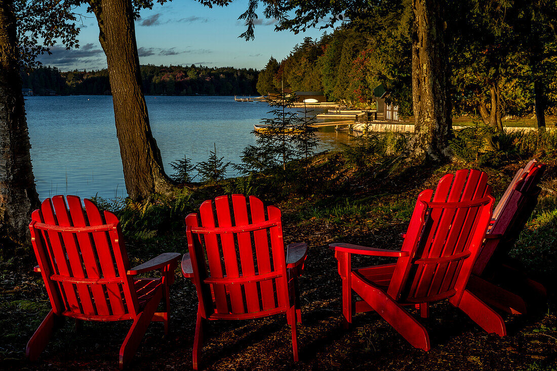 USA, New York, Adirondack State Park. Stühle am Seeufer