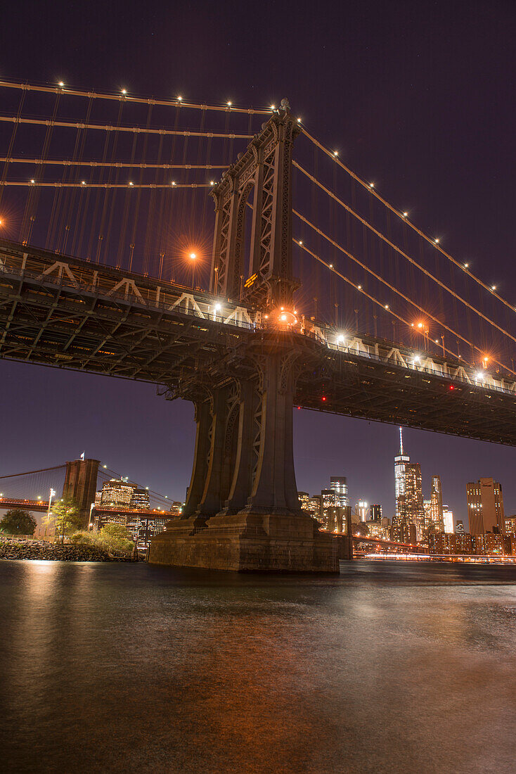 Manhattan Bridge and Manhattan skyline in the evening light from Brooklyn Bridge Park, New York City, New York