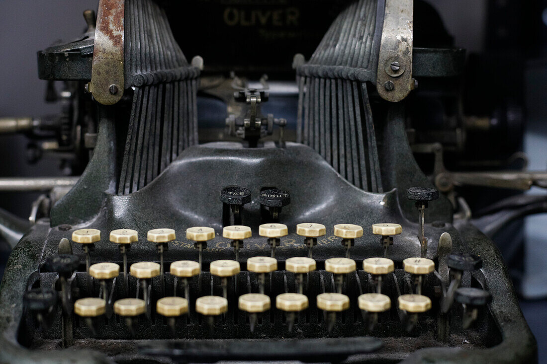 Nahaufnahme einer antiken Schreibmaschine.