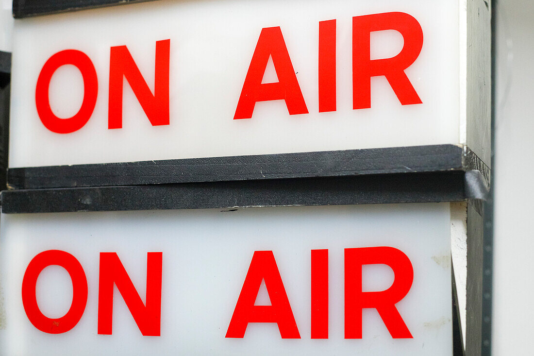 New York City, New York, USA. Alte "On Air"-Schilder aus einem Fernseh- oder Radiostudio.