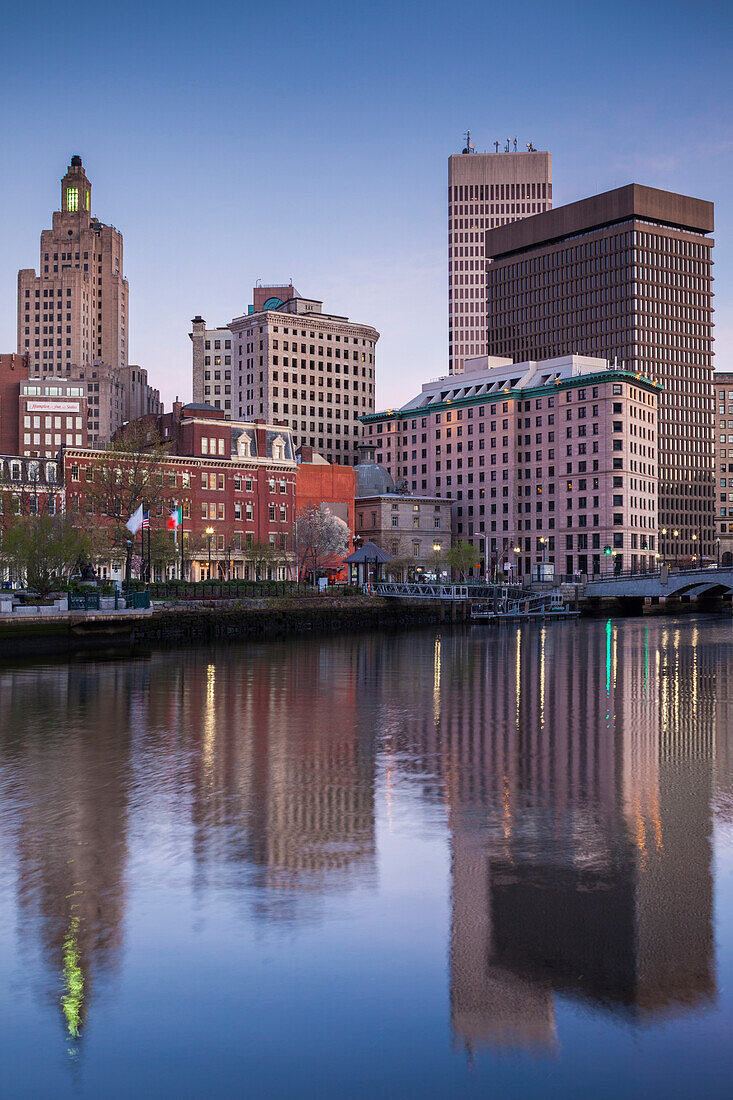 USA, Rhode Island, Providence, Stadtsilhouette vom Providence River in der Morgendämmerung