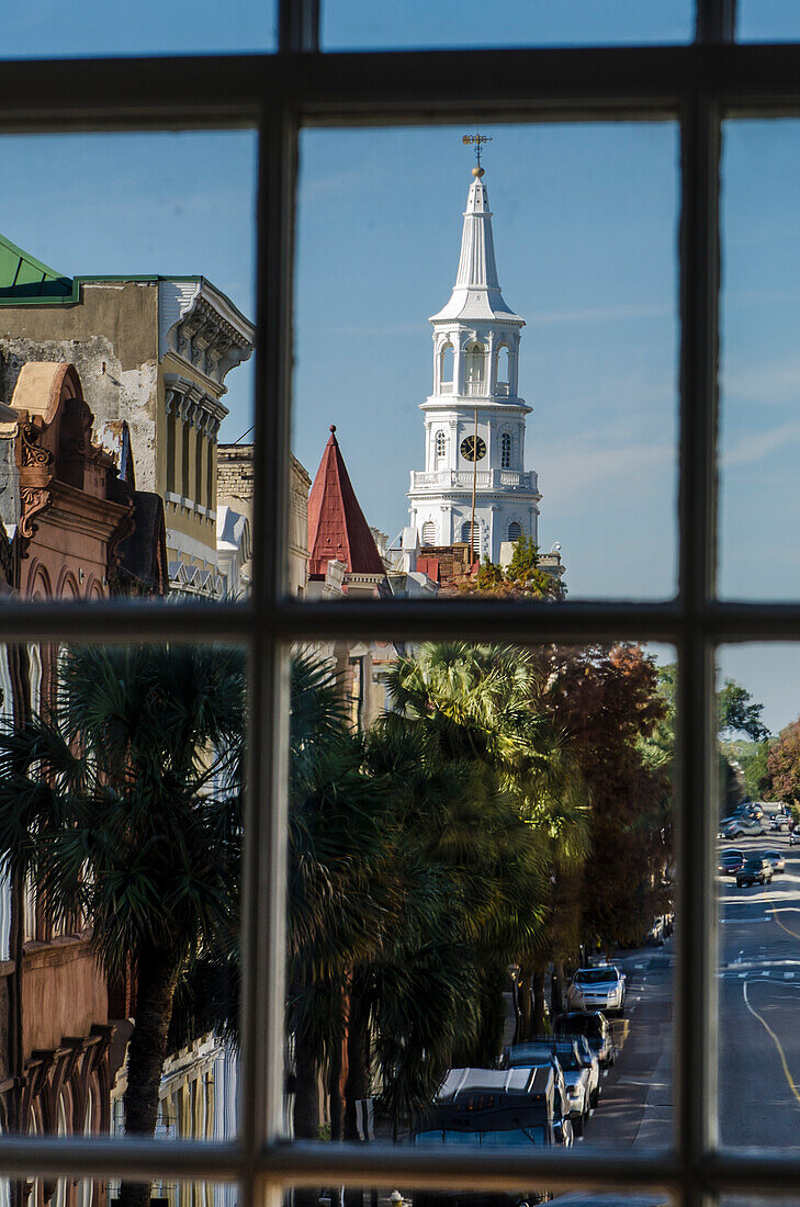 St. Michael's Episcopal Church auf der Broad Street aus dem Fenster des Old Exchange and Provost Dungeon Museum, Charleston, South Carolina.