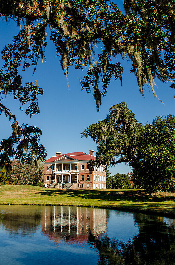 Mit Spanischem Moos bewachsener Baum und das Plantagenhaus Drayton Hall aus dem 18. Jahrhundert, Charleston, South Carolina.