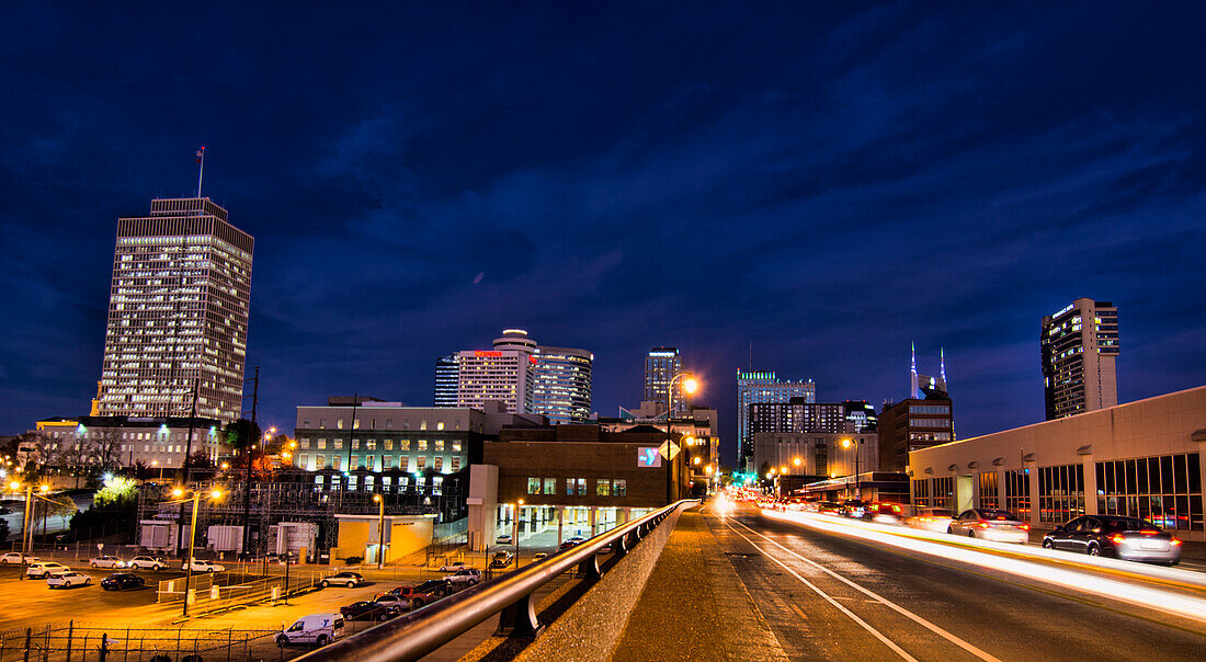 Stadtsilhouette von Nashville Tennessee in der Dämmerung von der Westseite mit Verkehr und Wolkenkratzern