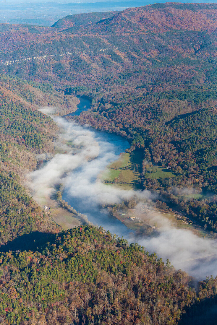 USA, Tennessee. Morgennebel Hiwassee River, Blue Ridge Herbstfarbe