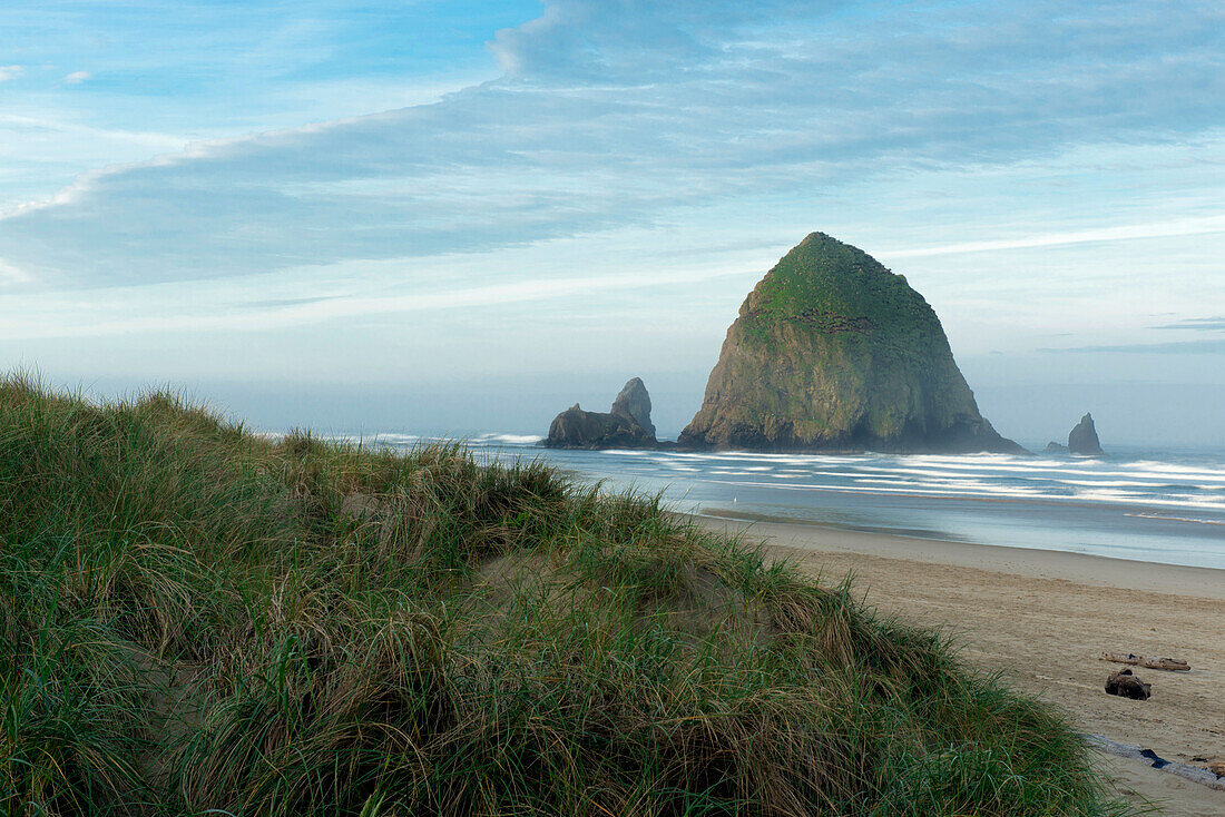 Hay Stack Rock am Sandstrand von Cannon Beach, Oregon