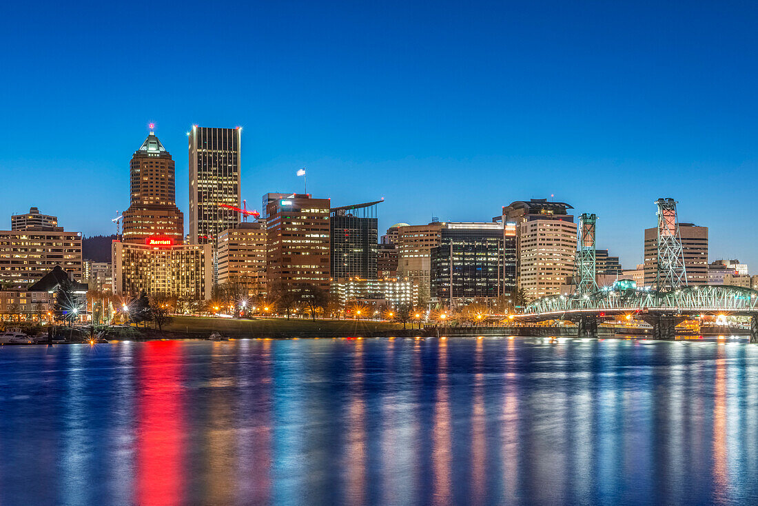 USA, Oregon, Portland, Skyline der Innenstadt in der Abenddämmerung