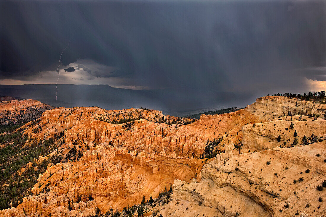 USA, Utah, Bryce-Canyon-Nationalpark. Sonnenaufgang über Gewitterwolken und Sandstein-Hoodoo-Formationen.