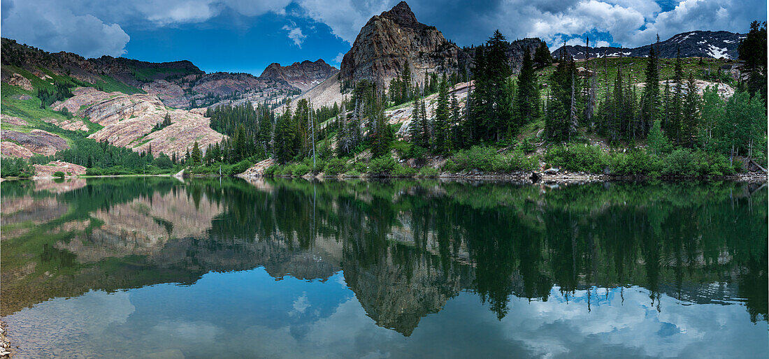 Panoramalandschaft mit Sundial Peak, Lake Blanche und Spiegelung, Wasatch Mountains bei Salt Lake City, Utah, USA.