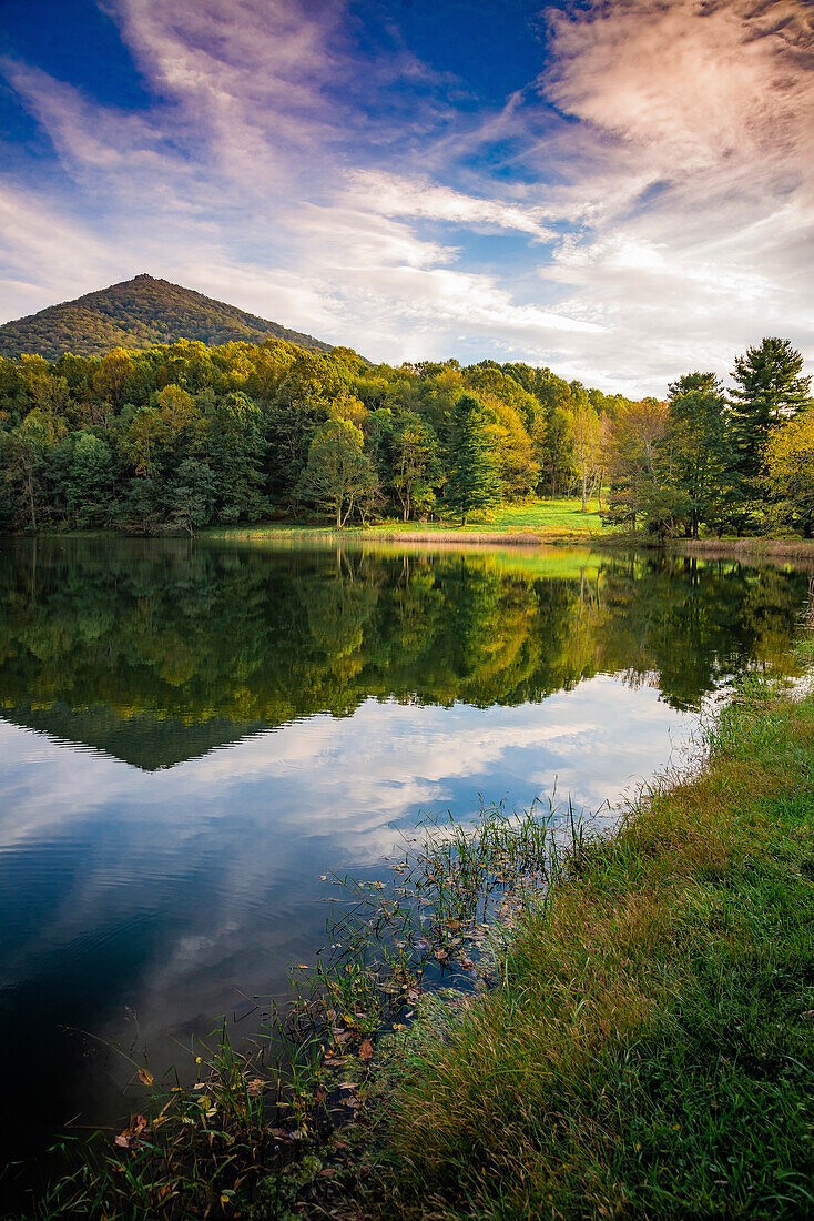 Spiegelungen im See, Ottergipfel, Blue Ridge Parkway, Smoky Mountains, USA.