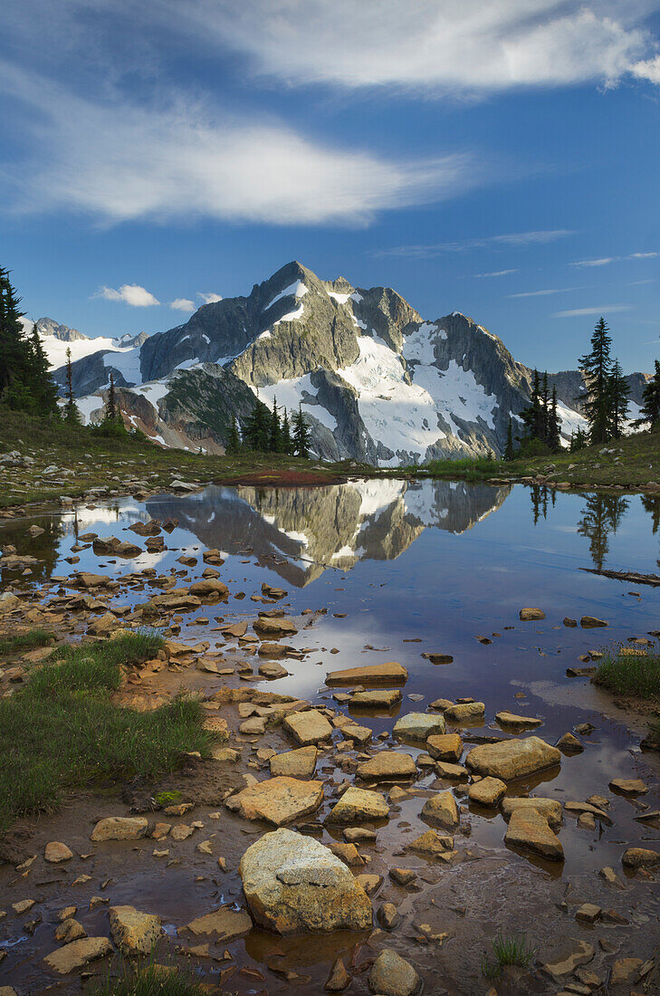 Whatcom Peak spiegelt sich im Tapto Lake, North Cascades National Park