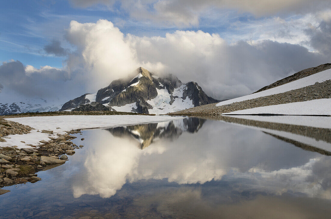 Der Whatcom Peak ist in Wolken gehüllt und spiegelt sich im oberen Tapto Lake, North Cascades National Park, Washington State