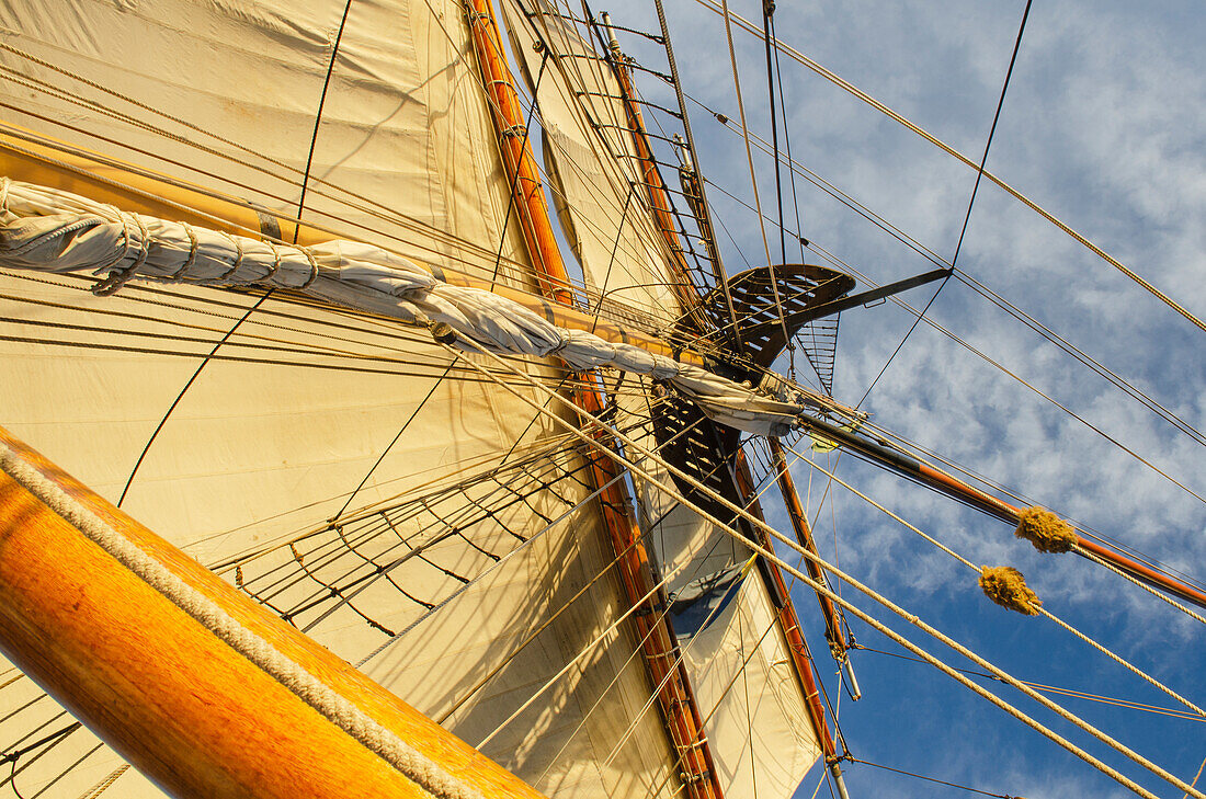 Masttakelung und Segel der Hawaiian Chieftain, einer Square Topsail Ketch. Eigentümer und Betreiber ist der Grays Harbor Historical Seaport, Aberdeen, Washington State