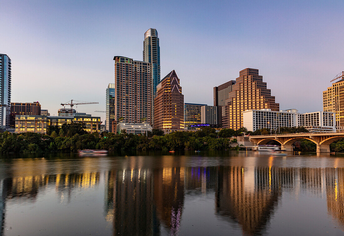 Die Skyline der Stadt spiegelt sich im Colorado River in Austin, Texas, USA