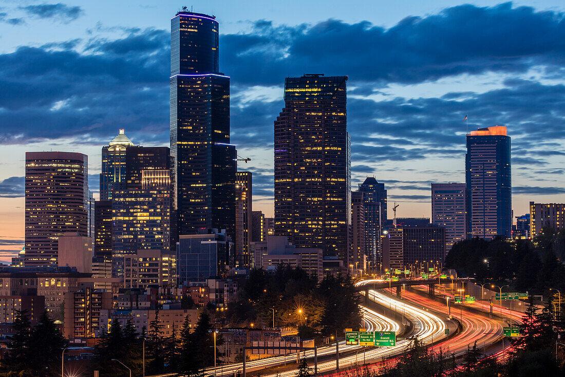 Skyline der Stadt und Interstate 90 und 5 von der Jose Rizal Bridge in der Innenstadt von Seattle, Washington State, USA (Großformat verfügbar)