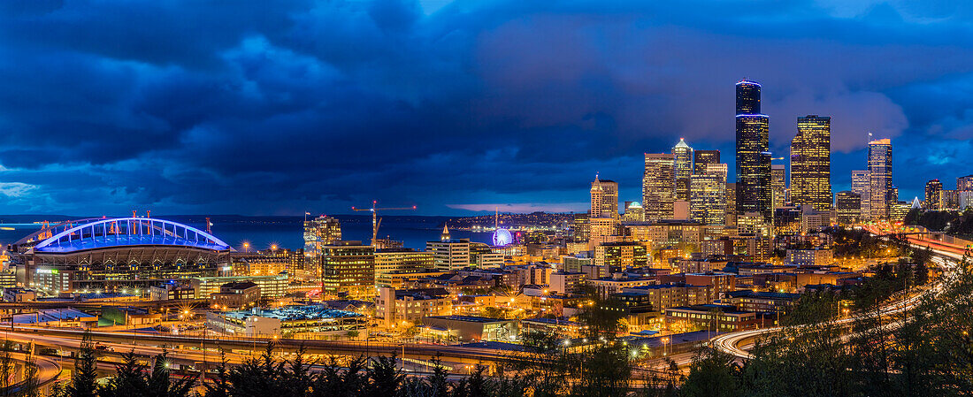 Skyline der Stadt vom Jose Rizal Park in der Innenstadt von Seattle, Washington State, USA (Großformat verfügbar)