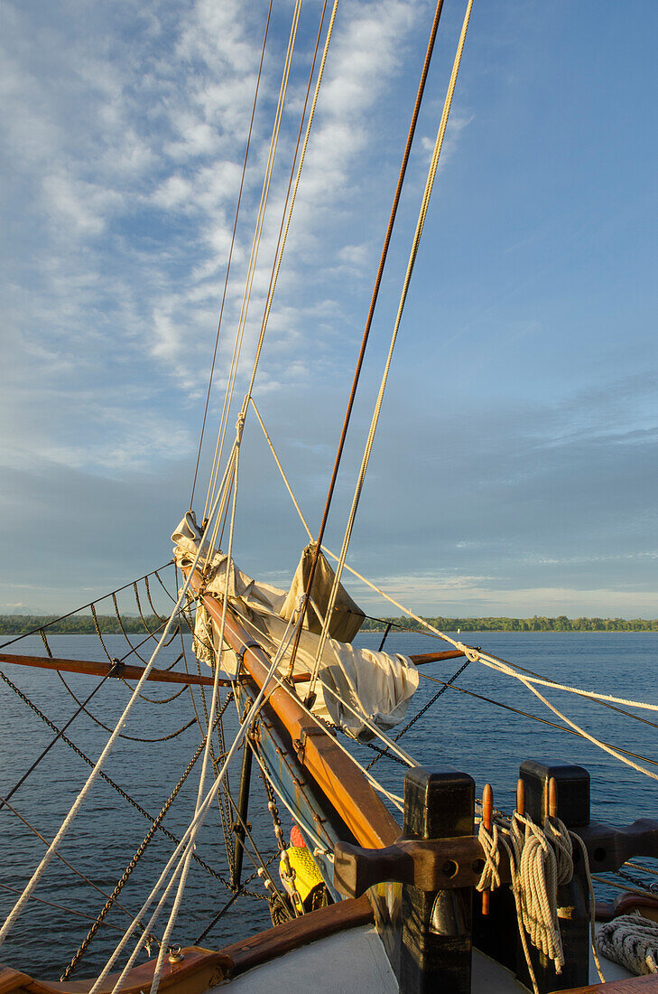 Bugspriet der Hawaiian Chieftain, einer Square Topsail Ketch. Eigentümer und Betreiber ist der Grays Harbor Historical Seaport, Aberdeen, Washington State