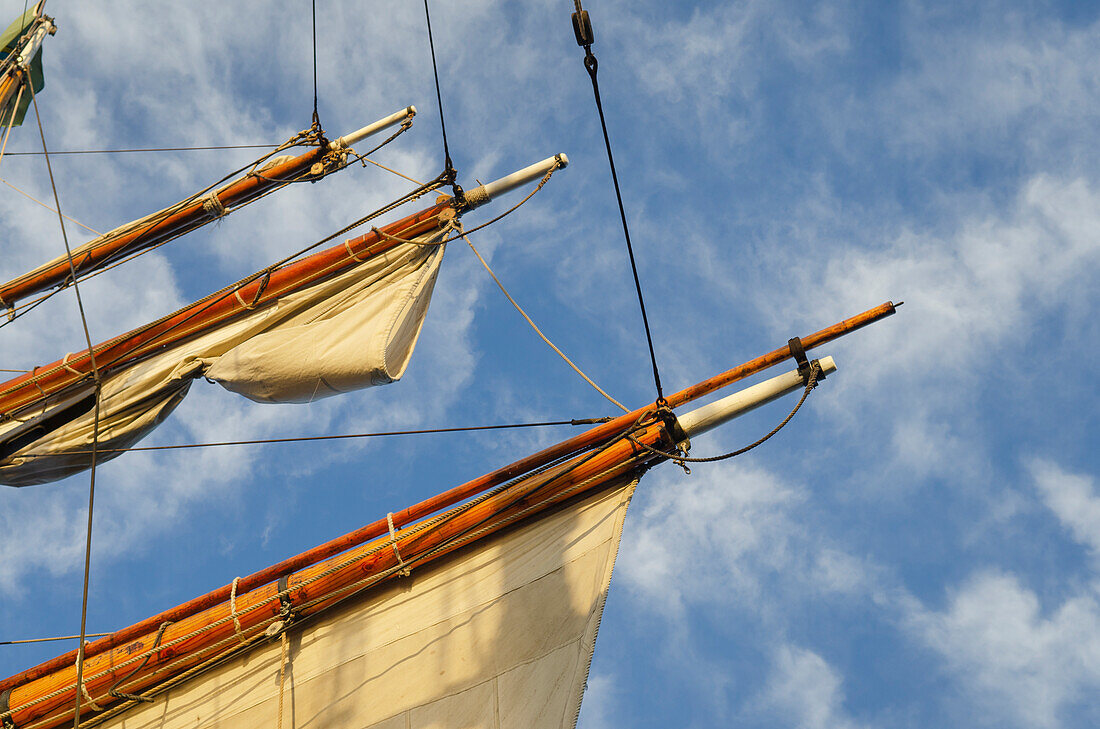 Spieren und Segel der Hawaiian Chieftain, einer Square Topsail Ketch. Eigentümer und Betreiber ist der Grays Harbor Historical Seaport, Aberdeen, Washington State