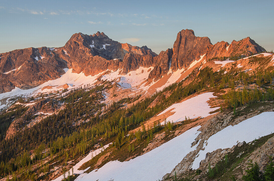 Cutthroat Park bei Tagesanbruch. Vom Cutthroat Pass aus gesehen, North Cascades, Bundesstaat Washington