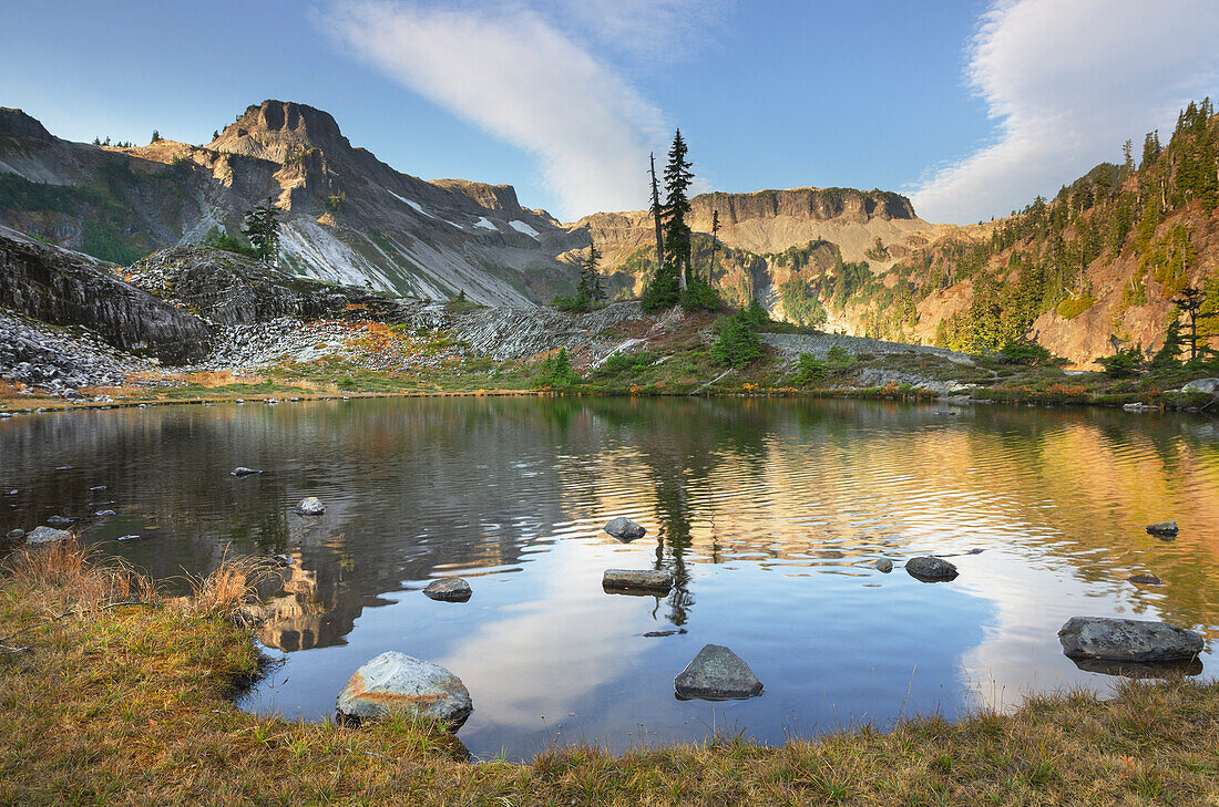 Heather Meadows im Herbst. Der Tafelberg liegt in der Ferne. Heather Meadows Recreation Area, North Cascades, Bundesstaat Washington