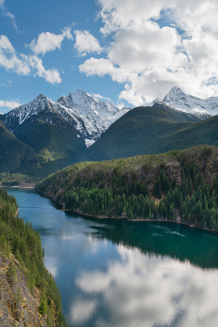 Colonial Peak, Pyramid Peak und Diablo Lake, Ross Lake National Recreation Area, North Cascades, Bundesstaat Washington