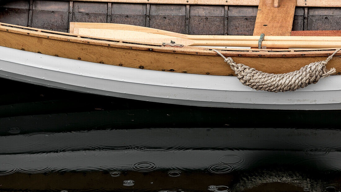 USA, Bundesstaat Washington, Port Townsend. Hölzernes Ruderboot im Wasser