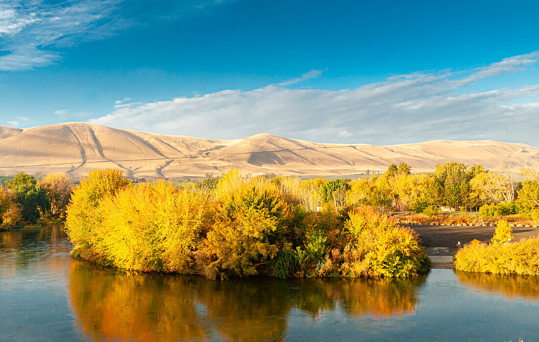 USA, Bundesstaat Washington, Yakima Valley. Die Herbstfarben spiegeln sich im Yakima River mit den Rattlesnake Mountains im Hintergrund.