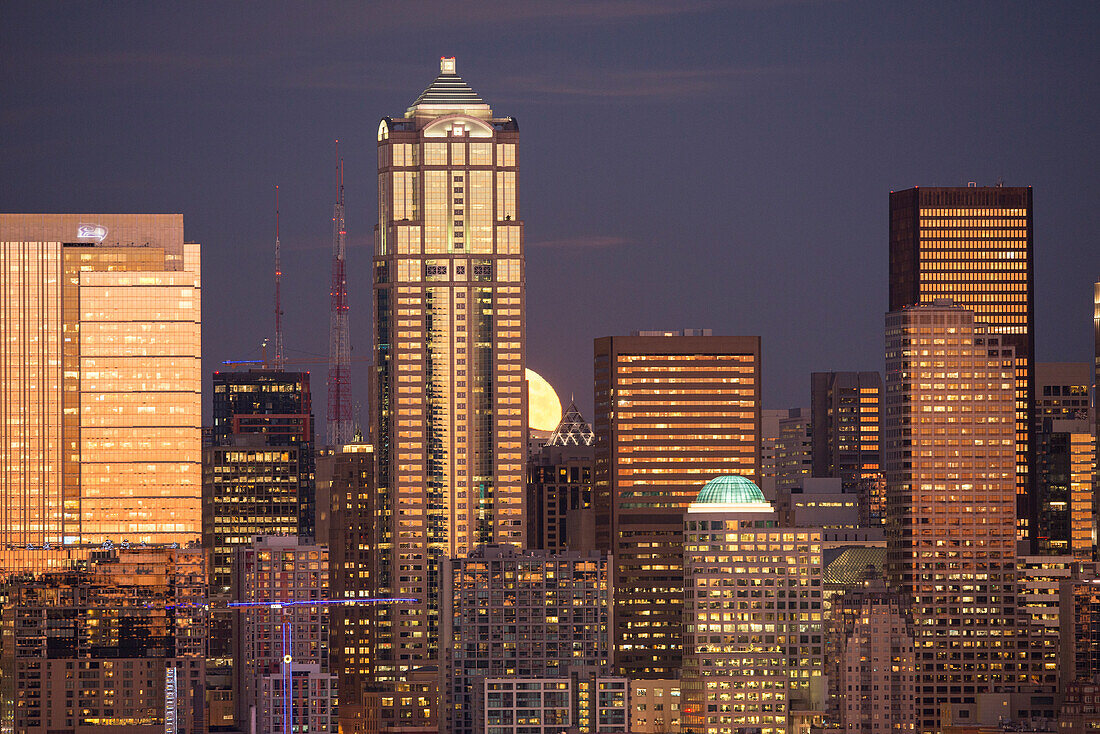 Mondaufgang hinter der Skyline von Downtown Seattle, Seattle, WA