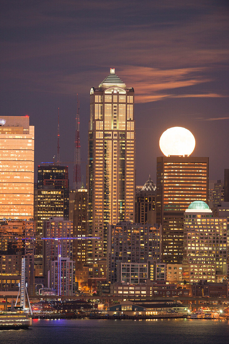 Mondaufgang hinter der Skyline des Stadtzentrums von Seattle, Seattle, WA