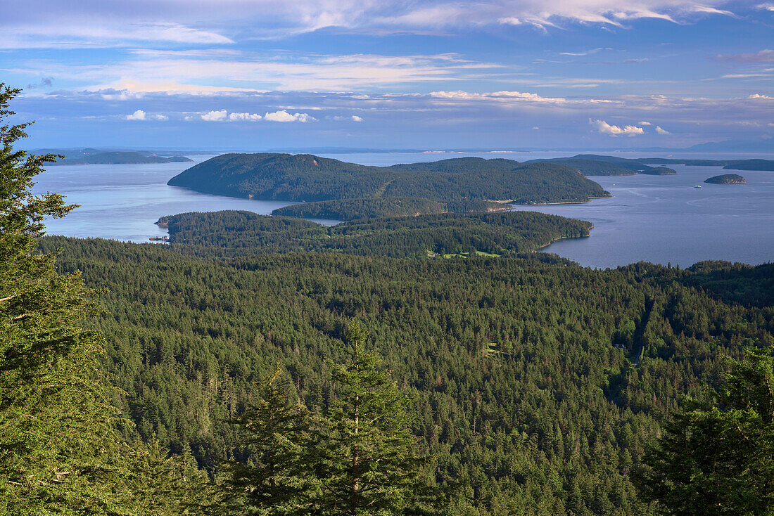 USA, Bundesstaat Washington, San-Juan-Inseln, Blick vom Little Summit im Moran State Park auf der Orcas-Insel nach Süden in Richtung Obstruction Island, Blakely und Decatur Island zeigt dichte Wälder und verstreute Farmen.