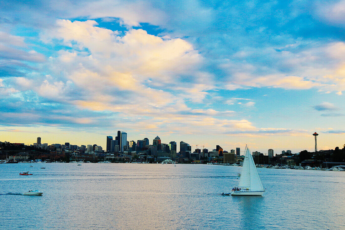 USA, Bundesstaat Washington, Seattle, Abendlicht vom Lake Union aus gesehen