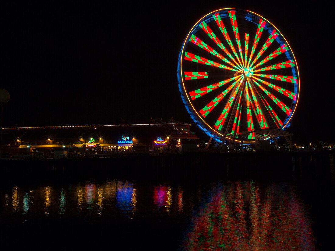 USA, Washington State, Seattle, Great Wheel in reflections and Motion