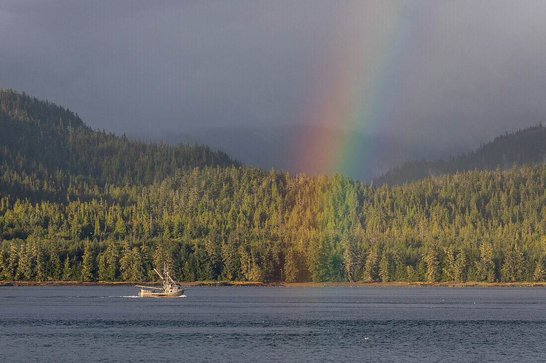 Kommerzielles Fischerboot mit einem Regenbogen im Behm Canal, Südost-Alaska, Vereinigte Staaten von Amerika, Nordamerika