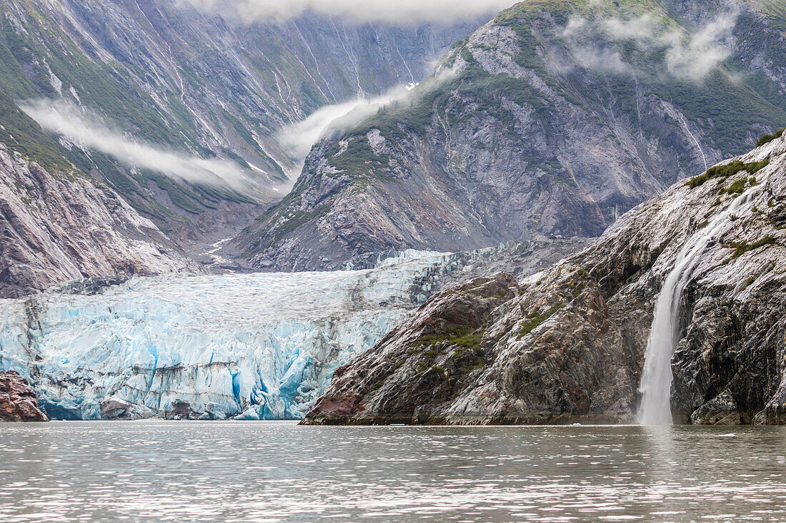 Ein Wasserfall in der Nähe des Sawyer-Gletschers in der Tracy Arm-Fords Terror Wilderness, Südost-Alaska, Vereinigte Staaten von Amerika, Nordamerika