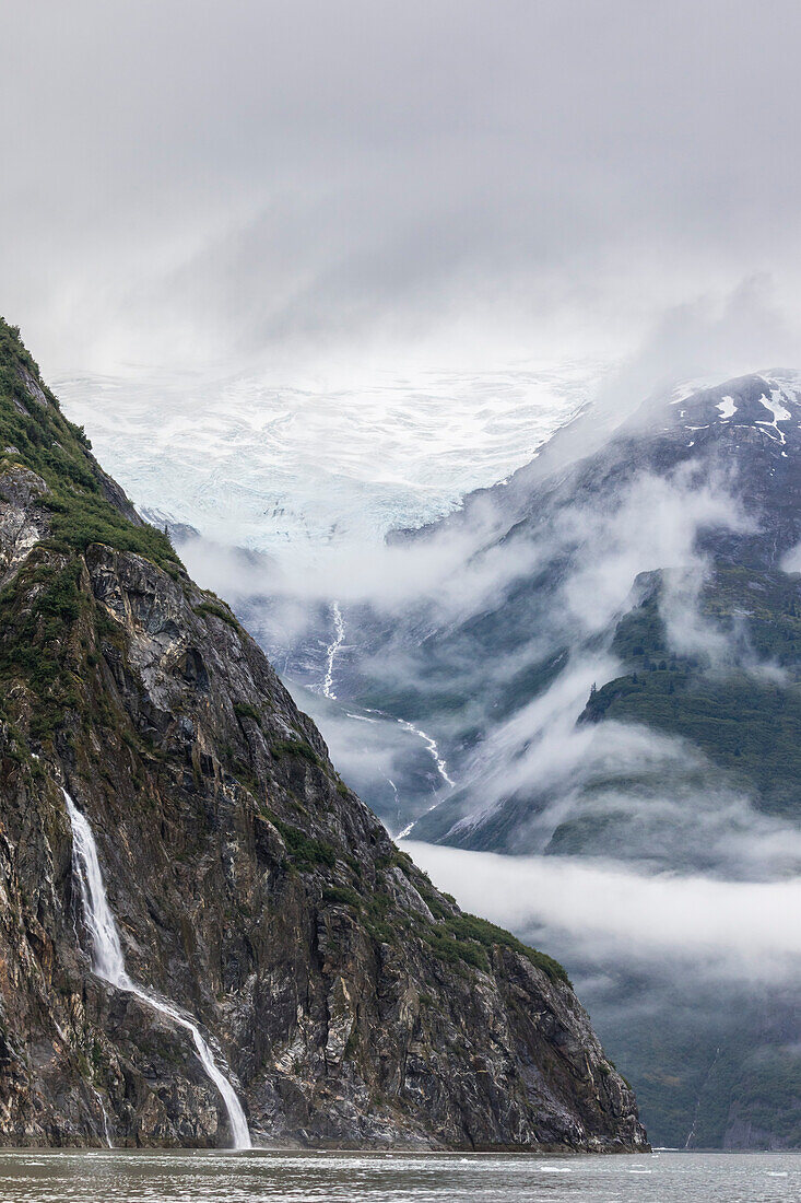 Ein Wasserfall in der Nähe des Sawyer-Gletschers in der Tracy Arm-Fords Terror Wilderness, Südost-Alaska, Vereinigte Staaten von Amerika, Nordamerika
