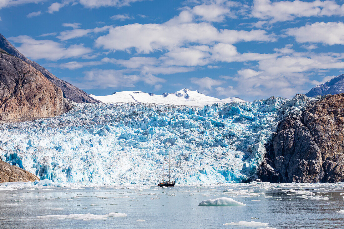 Eisabbruch vom Süd-Sawyer-Gletscher in der Tracy Arm-Fords Terror Wilderness, Südost-Alaska, Vereinigte Staaten von Amerika, Nordamerika