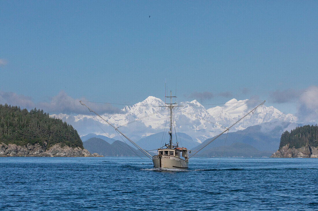 Kommerzielles Fischerboot im Inian Pass mit den Fairweather Mountains dahinter, Südost-Alaska, Vereinigte Staaten von Amerika, Nordamerika